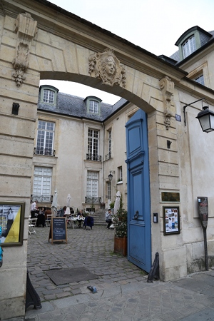 The entry way to the Swedish Institute and Café Suédois.