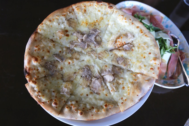 Image of the truffle pizza at Osteria La Canonica 